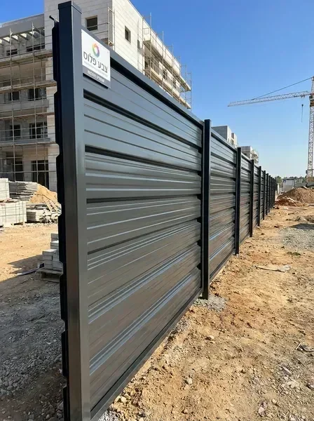 גדר מתכת לאחר צביעה מקצועית בהתזה